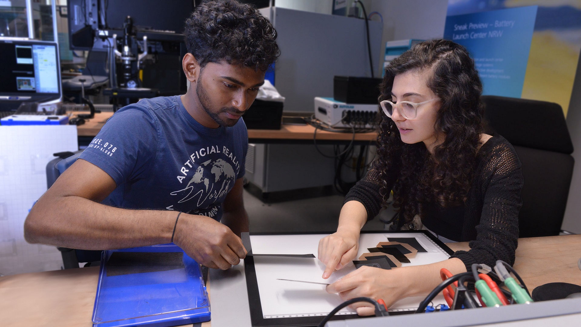 Sathishkumar Natarajan (links) und Manuella Guirgues bei der Arbeit an der lasergestützten Trocknung von Elektroden: Die Technologie reduziert die Trocknungszeit erheblich und steigert die Effizienz der Brennstoffzellenproduktion.