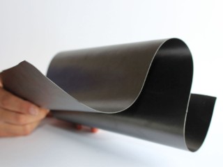 Compound-Folie für Bipolarplatten: Im Forschungsprojekt HyCoFC arbeiten Forschende an langlebigen, kostengünstigen und leistungsstarken Brennstoffzellen für Schwerlastanwendungen. Dabei kommen innovative Materialkombinationen und modernste Lasertechnologien zum Einsatz.