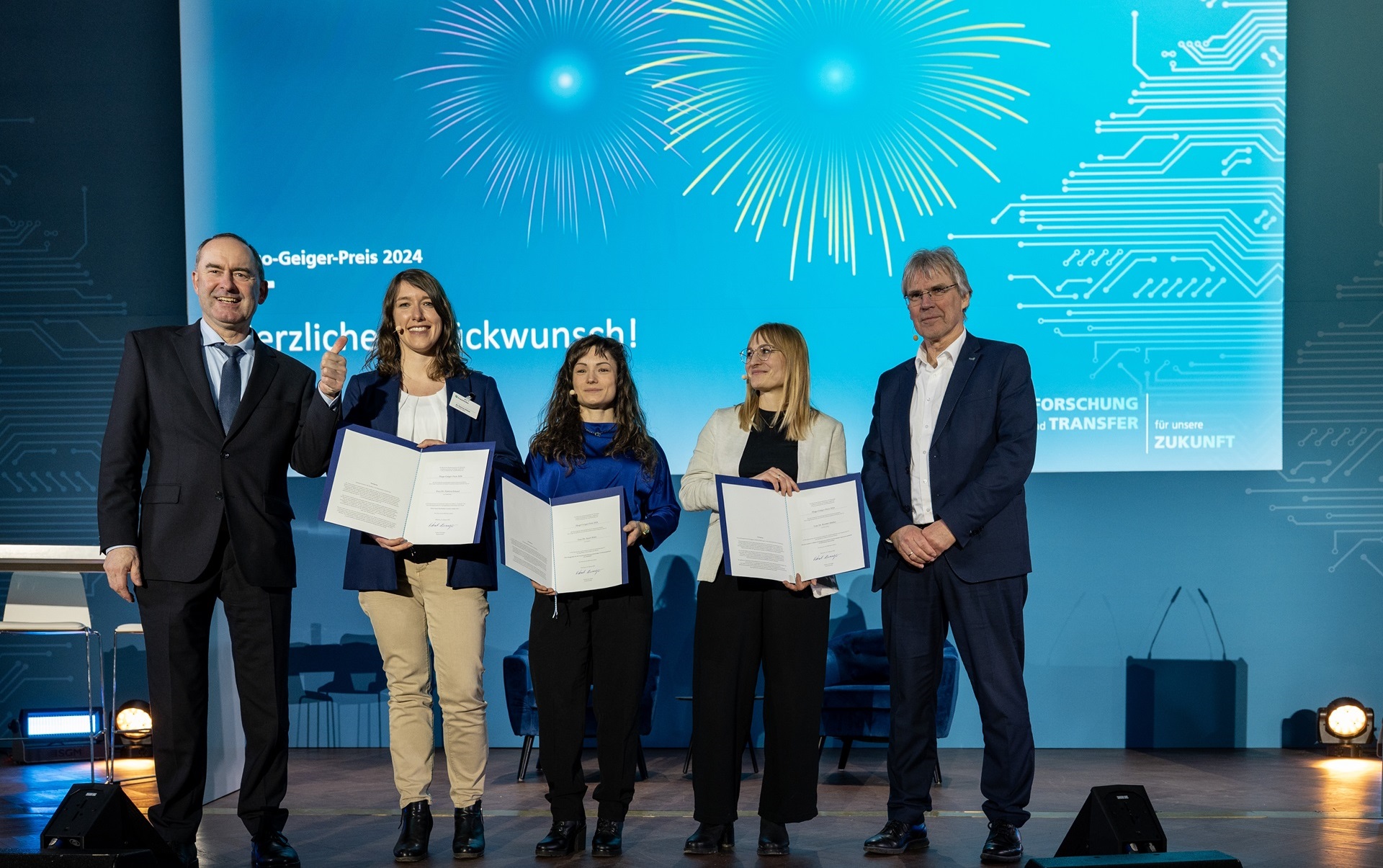 Die Gewinner des Hugo-Geiger-Preises 2025. V.l.n.r.:  Hubert Aiwanger, Dr. Patricia Erhard, Dr. Sarah Klein, Dr. Kerstin Müller, Prof. Dr.-Ing. Holger Hanselka.  