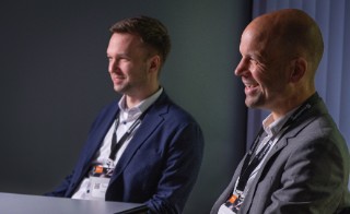 Dr. Tim Lantzsch (left) from Fraunhofer ILT and Dr. Stefan Leuders (right) from voestalpine discuss the current trends in metallic 3D printing, which have the potential to change industrial production in the long term.