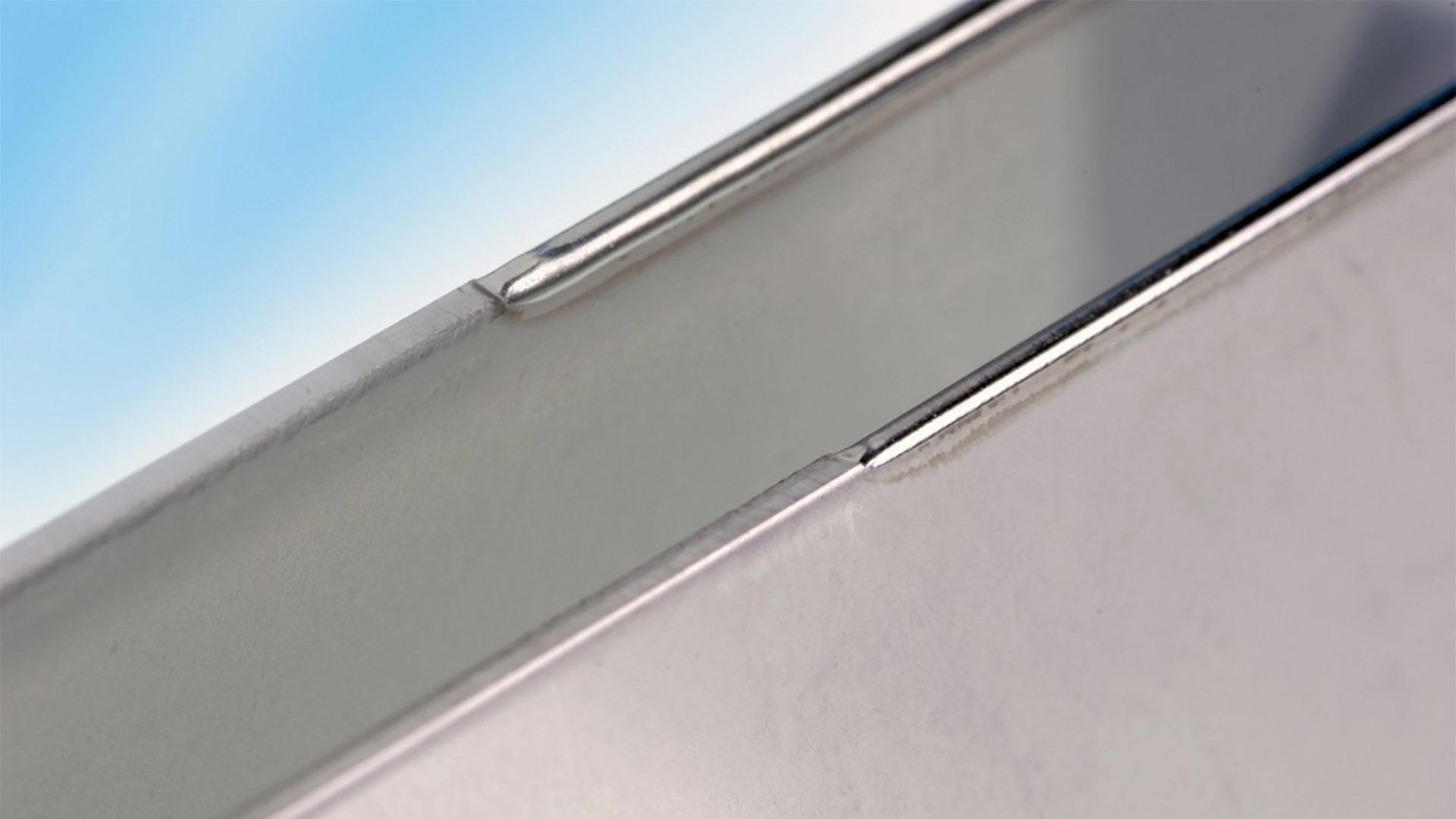 Partially laser-rounded stainless steel sheet edges with a sheet thickness of 1.5 mm.