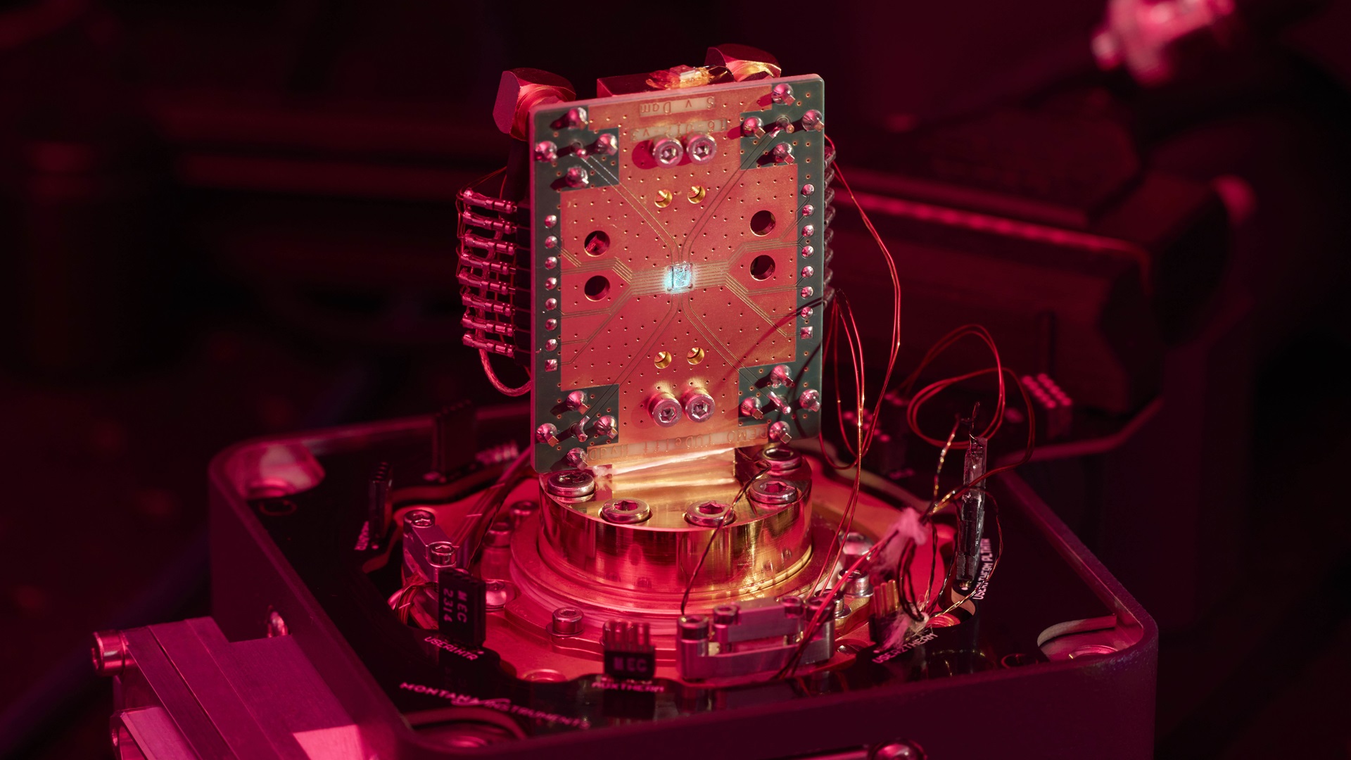 The heart of the quantum internet node is a cultured diamond with specifically introduced nitrogen vacancies (NV centers). It emits single photons that can carry and transport information about the state of the qubit. 