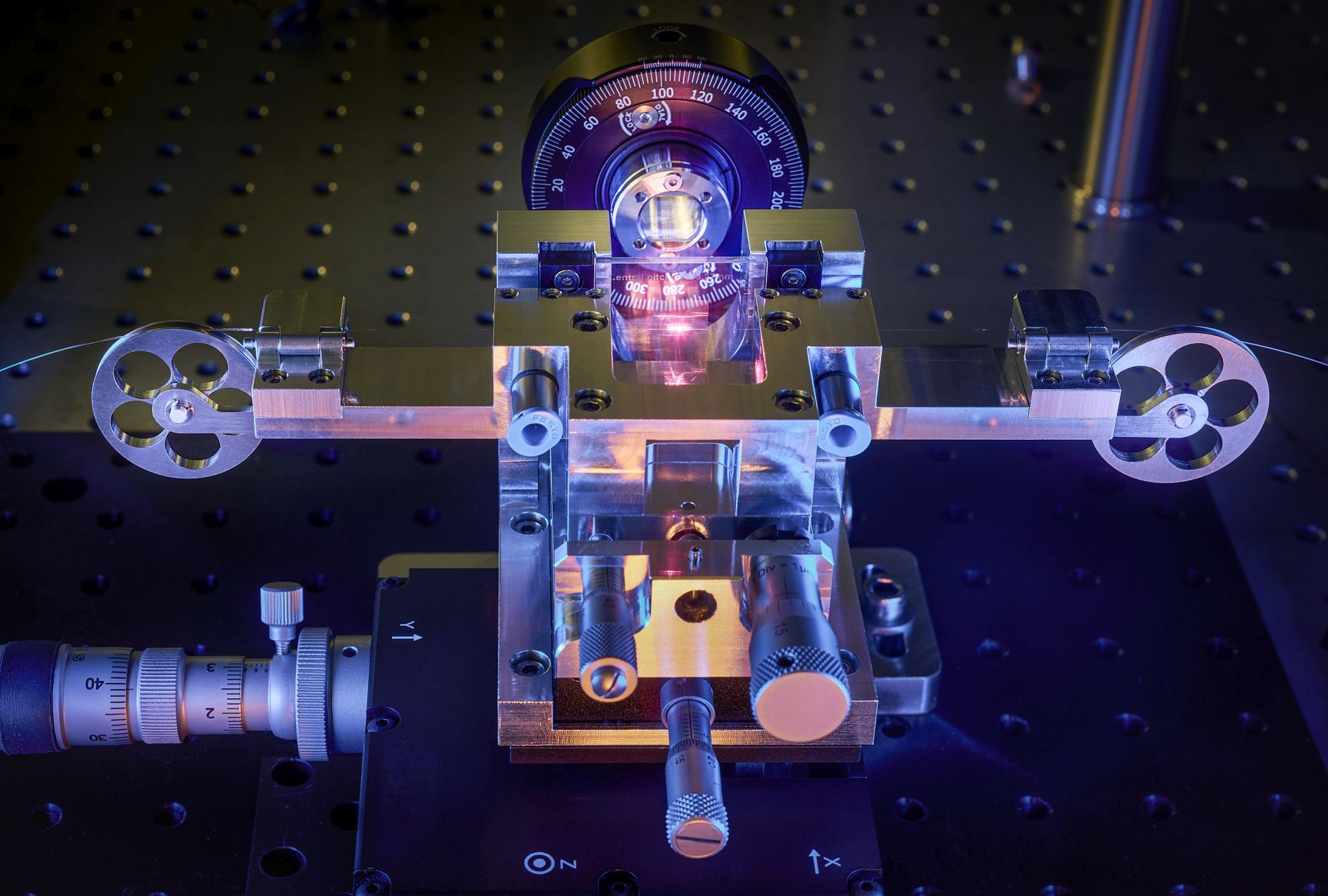 Exposure process: a USP laser writes a fiber Bragg grating into a fiber with a core diameter of 100 micrometers.